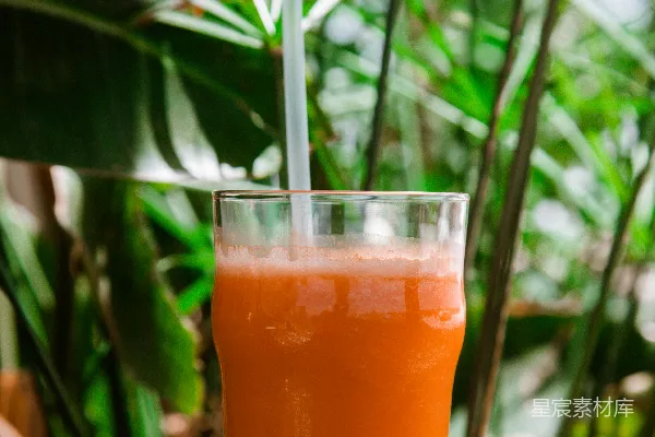 清空装有橙色液体的酒杯