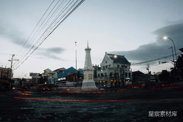 路上的汽车在夜晚接近建筑物