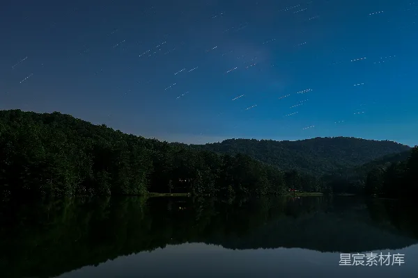 夜晚平静湖泊上的星轨