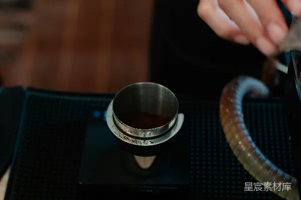 一个人正在准备一杯咖啡。