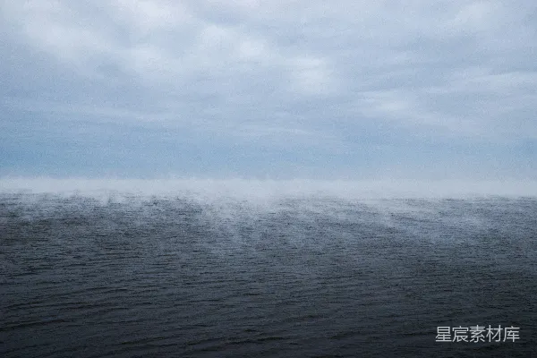 白天的蓝海水