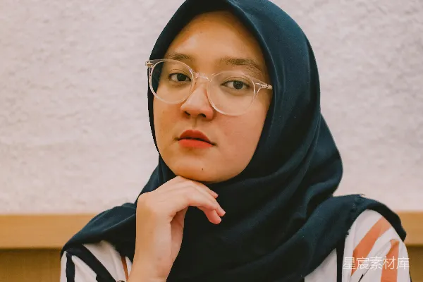 蓝头巾女人和白黑条纹衫的女人