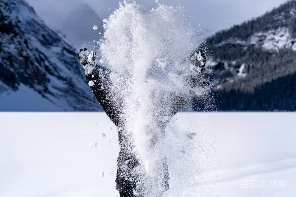 一个站在雪中的人都将双脚高举空中
