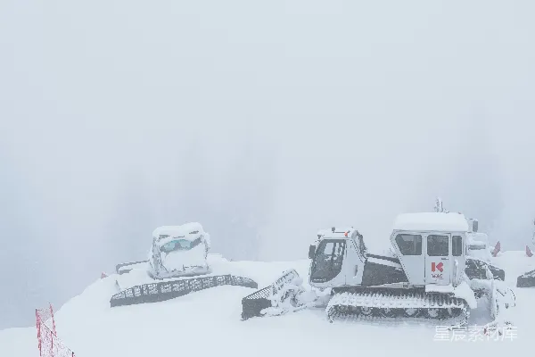 雪推车停在一片白雪覆盖的山坡上