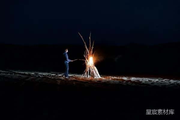 白衬衫男子站在海滩岸边的夜晚时间