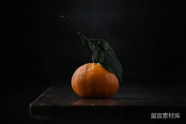 橙色水果放在黑色表面上