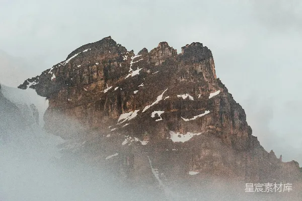雪覆盖的山峦