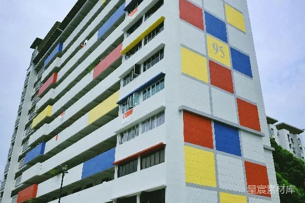 白色红色和蓝色的混凝土建筑