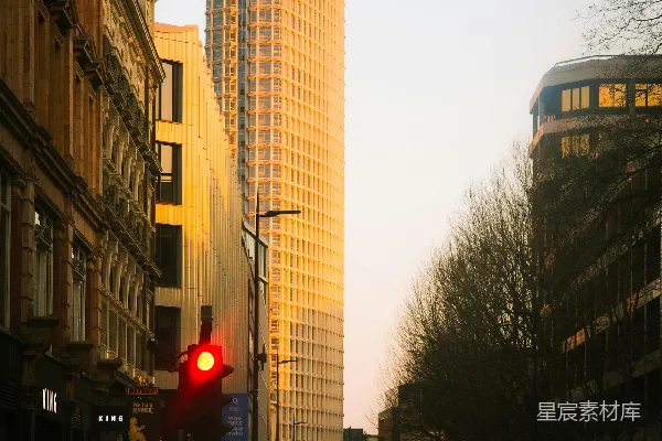 城市街景中有一座高楼沐浴在灯光之中。