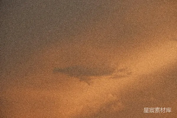 高清摄影 温暖的夕阳云霞，带着柔和的光晕