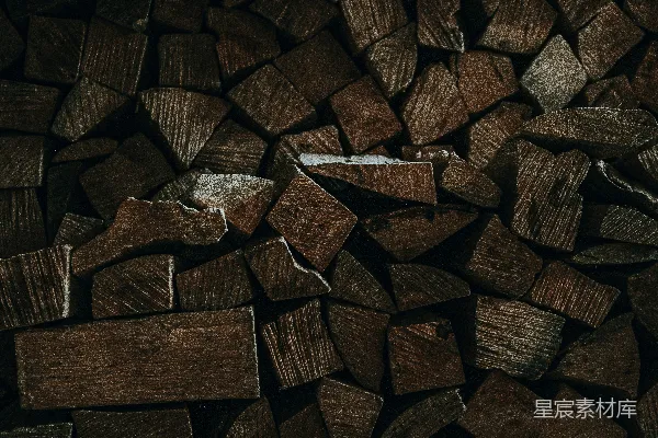 高清摄影 一堆切好的木材放在木制地板上。