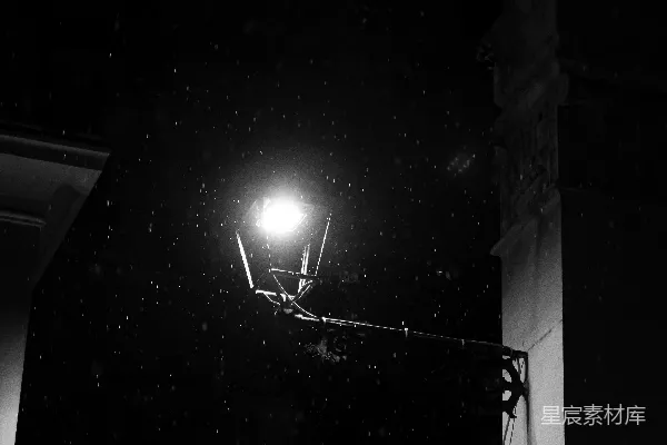 夜晚的路灯