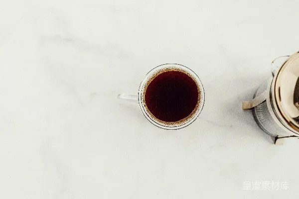 白瓷杯中盛满了咖啡