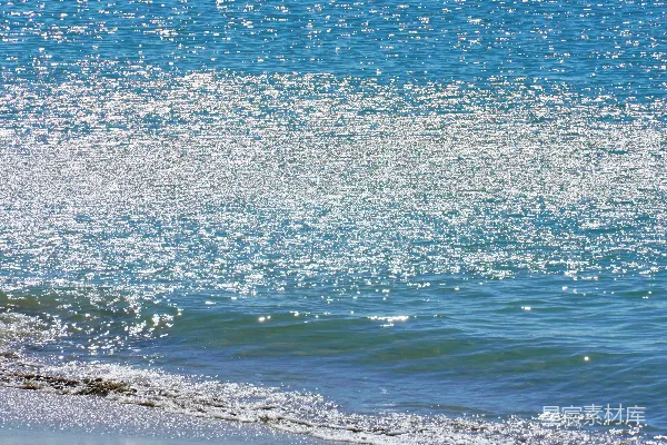 海边步行者手持冲浪板