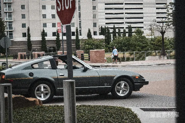 高清摄影 路边停着一辆车