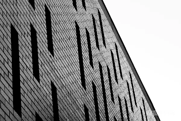 现代砖砌建筑立面带有重复的窗图案。