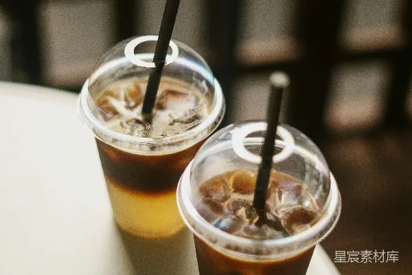 桌子上两杯酒