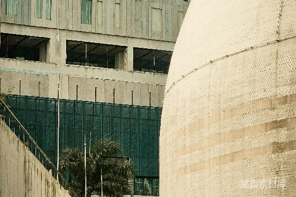 现代混凝土建筑和一个穹顶结构。