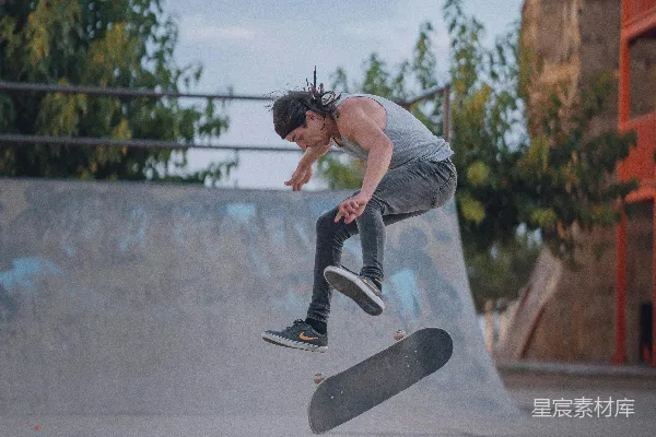 空中骑滑板的男子