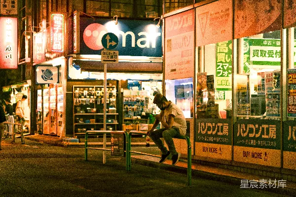 一个坐在店铺门前长凳上的人