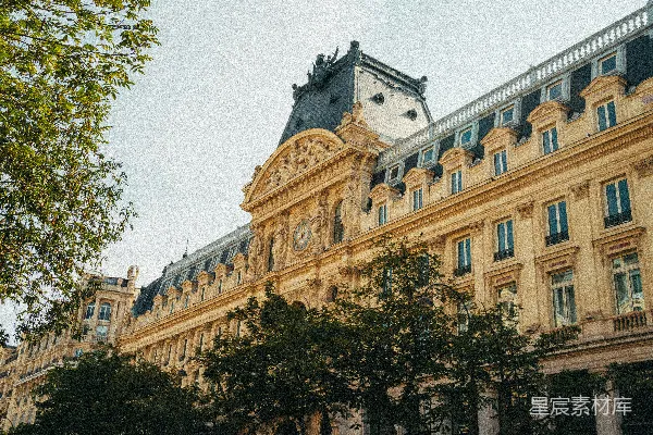 顶部有一个大钟的巨大建筑物