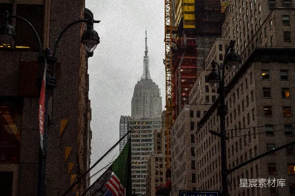 街角眺望帝国大厦的景象