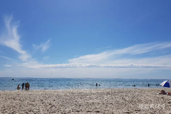 海滩上的人们在白天