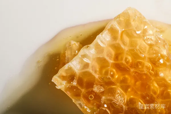 蜂巢的特写镜头中滴落着蜂蜜