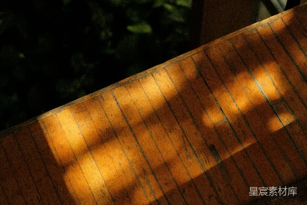 高清摄影 阳光在木质表面上投下阴影。