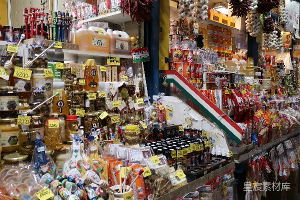 一个市场小摊挤满了各种食品产品和香料。