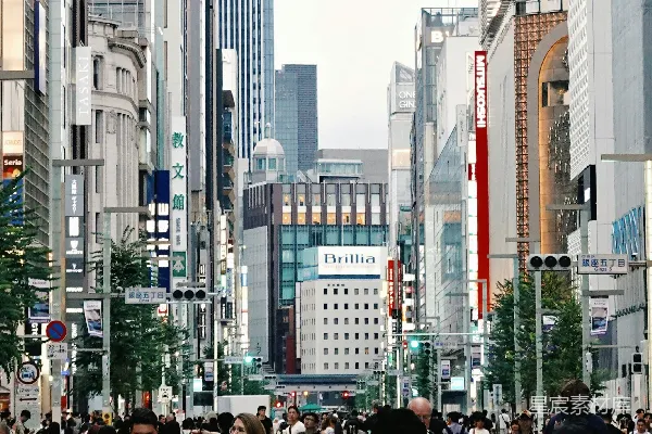 拥挤的人行道与高大建筑共存