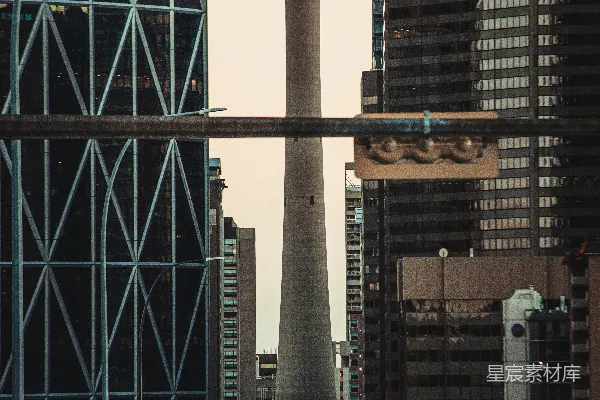 夜晚路上的汽车近高耸建筑高楼处