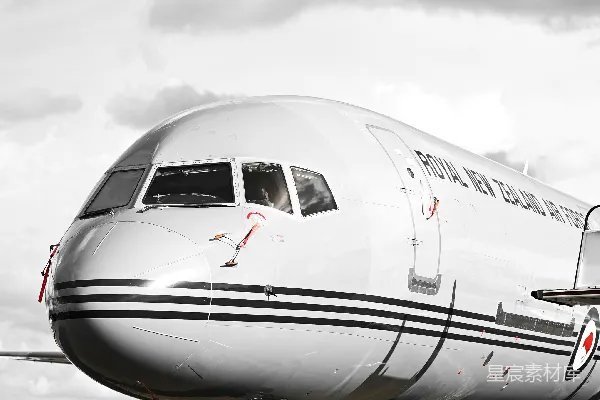新西兰皇家空军的一架飞机停在跑道上。