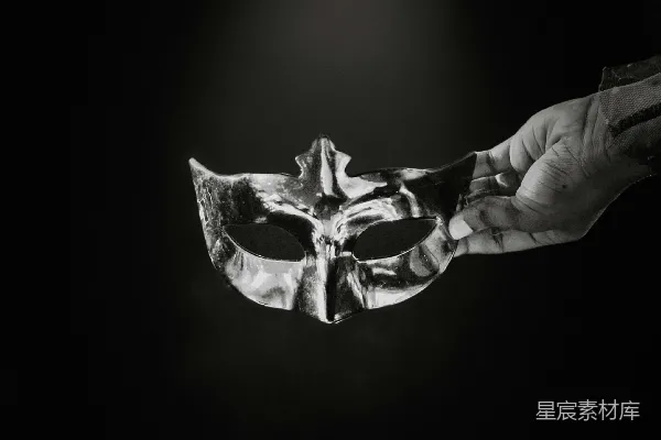 一张黑白照片中有人拿着一个口罩