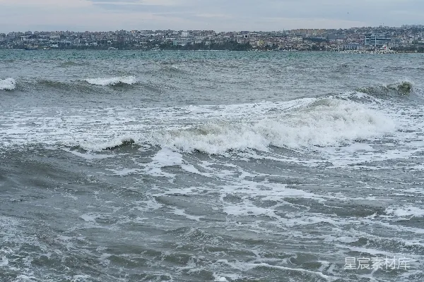 汹涌的海浪撞击着岩石海岸。
