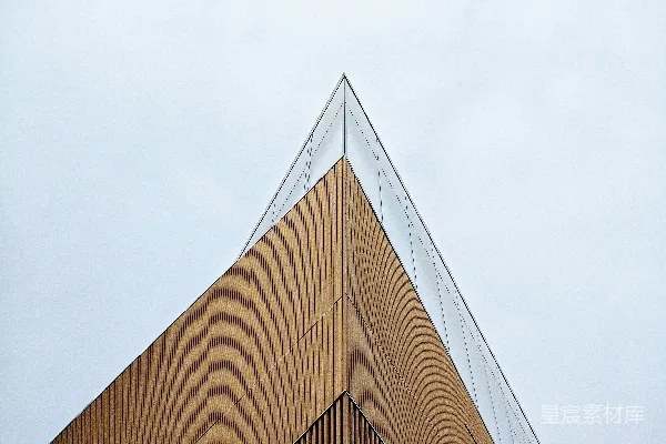 低角度拍摄的建筑物顶部的照片