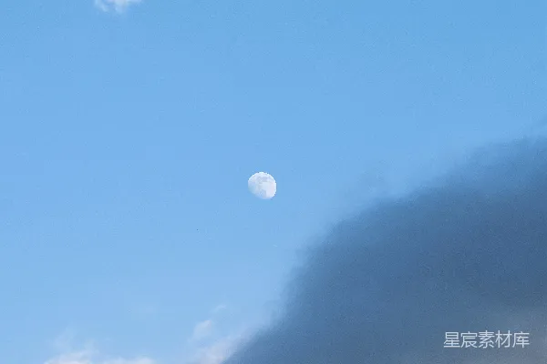 天上的月亮