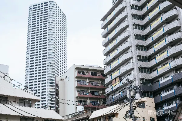 白天的白色混凝土建筑