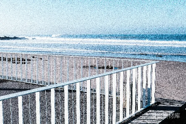 海边白天近处的白色木制围栏