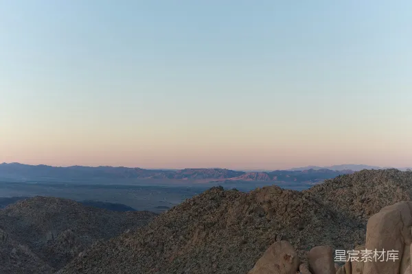 夕阳下的山峦美景