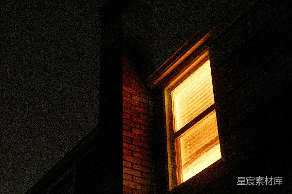 夜晚亮着灯光的房子