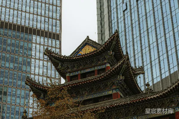 一座高大的建筑紧挨着另一座高大建筑物。