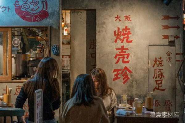 一群女人坐在餐馆的桌子旁
