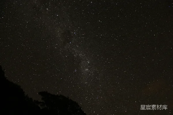 星夜下的山影