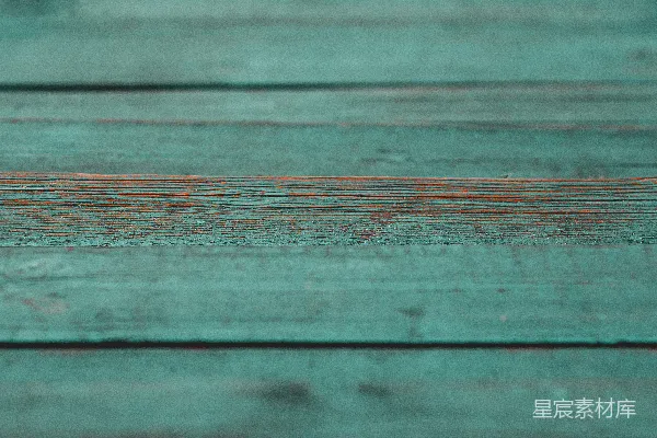 高清摄影 一张木质表面的特写，背景模糊不清。