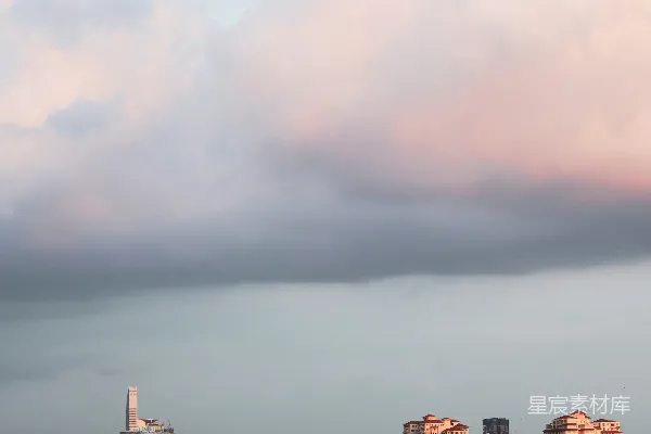 白天城市 skyline 在白云下