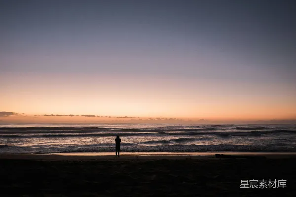 海滩上的人在日落时分