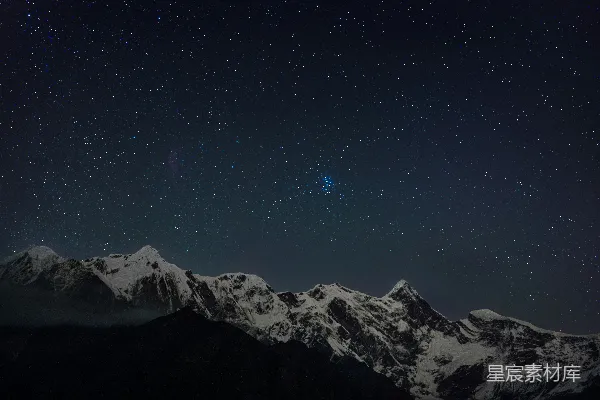 山顶白雪覆盖下的星空夜景