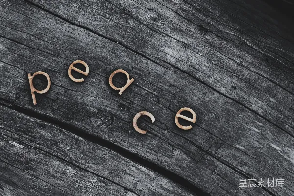 高清摄影 一块写有"pece"这个词的木头。