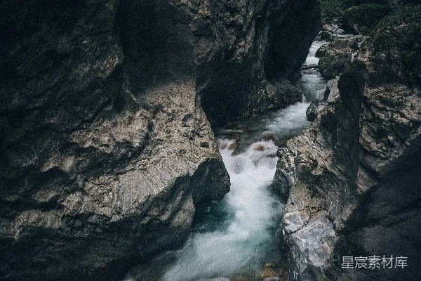 岩石间的海